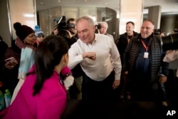 La legisladora Nanette Barragan, demócrata por California (izq.), saluda al senador Tim Kaine, demócrata por Virginia (centro), mientras el chef José Andrés (derecha) lo acompaña a recorrer un centro de recursos creado para donar alimentos y suministros a empleados federales con licencia obligada por el cierre del gobierno. La iniciativa es parte de la organización caritativa World Central Kitchen, creada por José Andrés. Martes 22 de enero de 2019.