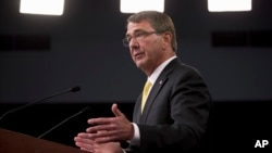 លោក Ash Carter រដ្ឋ​មន្រ្តី​ការពារ​ជាតិ​របស់​អាមេរិក​ថ្លែង​នៅ​ក្នុង​សន្និសីទ​កាសែត​នៅ​ការិយាល័យ Pentagon កាលពី​ថ្ងៃទី២០ ខែសីហា ឆ្នាំ២០១៥។ 