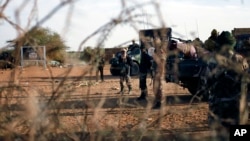 French and Malian troops man a checkpoint at the entrance of Gao, northern Mali, Feb. 11, 2013.