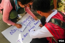 បដា «វារីអគ្គីសនីបំផ្លាញអត្តសញ្ញាណជនជាតិដើមភាគតិច» លើកបង្ហាញ នៅពេលជនជាតិដើមភាគតិចព្នង ដែលរងផលប៉ះពាល់ដោយសារទំនប់វារីអគ្គីសនីសេសានក្រោម២ ក្នុងខេត្តស្ទឹងត្រែង ដាក់ញត្តិបង្ហាញគោលជំហរមិនទទួលសំណង និងមិនចាកចេញពីសហគមន៍ រាជធានីភ្នំពេញ ថ្ងៃទី២៩ ខែសីហា ឆ្នាំ២០១៧។ (ហ៊ាន សុជាតា/VOA)