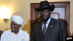 Presiden Sudan Omar al-Bashir (kiri) dan Presiden Sudan Selatan Salva Kiir (kanan) seusai pertemuan di Addis Ababa, Ethiopia (Foto: dok). Kedua presiden sepakat menegakkan zona perbatasan bebas militer dan melanjutkan ekspor minyak dalam upaya menyelesaikan sengketa dua negara.