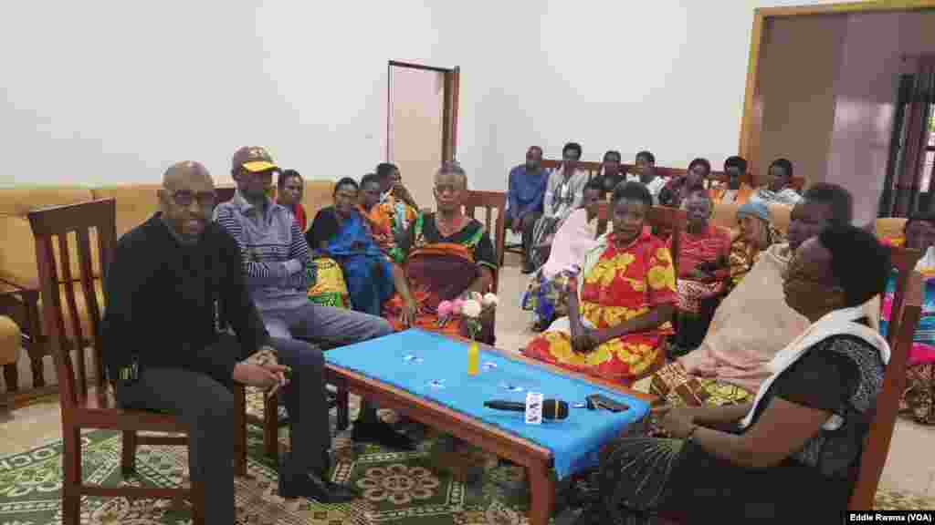 Bamwe mu babyeyi bagizwe incike na jenoside&nbsp;batuye mu nzu yabagenewe iri mu karere ka Bugesera mu ntara y'uburasirazuba bw'u Rwanda mu kiganiro n'umunyamakuru w'Ijwi ry'Amerika Eddie Rwema