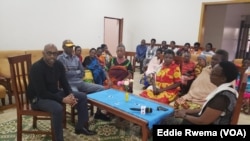 Bamwe mu babyeyi bagizwe incike na jenoside&nbsp;batuye mu nzu yabagenewe iri mu karere ka Bugesera mu ntara y&#39;uburasirazuba bw&#39;u Rwanda mu kiganiro n&#39;umunyamakuru w&#39;Ijwi ry&#39;Amerika Eddie Rwema