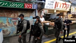 Polisi Israel melakukan patroli di pasar kota Yerusalem, di tengah karantina wilayah akibat kasus Covid-19 di Israel (foto: dok). 