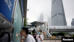 中国上海，一名男子在陆家嘴金融区的一个核酸检测点采集拭子（2022年6月2日）。