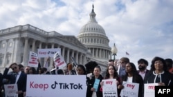 Протестующие против закрытия TikTok в США у здания Капитолия (архивное фото)
