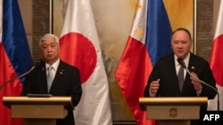 2月24日，菲律賓國防部長吉爾伯托‧特奧多羅(右)和日本防衛大臣中谷元在雙邊會談後舉行聯合記者會。 (圖片來源：AFP)
