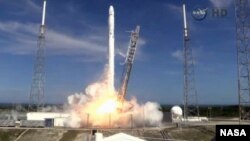 د کابل ښار په یوې څڼډه کې یو افغان ممپلي خرڅونکی ماشوم د اخیستونکو په انتظار کې.