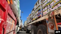 ইসরায়েল ফিলিস্তিনি ছিটমহলে সরবরাহ স্থগিত করার পরে গাজা ভূখন্ডের সাথে রাফাহ সীমান্ত ক্রসিং-এর মিশরীয় অংশে মানবিক ত্রাণ বহনকারী ট্রাক। ২ মার্চ, ২০২৫।