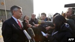 Ðại sứ Hoa Kỳ tại Trung Quốc Jon Huntsman nói chuyện với các nhà báo trước Tòa Án ở Bắc Kinh về vụ kháng án của ông Tiết Phong