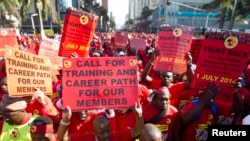 Des membres du Syndicat national des ouvriers métallurgistes d'Afrique du Sud (Numsa) manifestent dans les rues de Durban, le 1er juillet 2014.