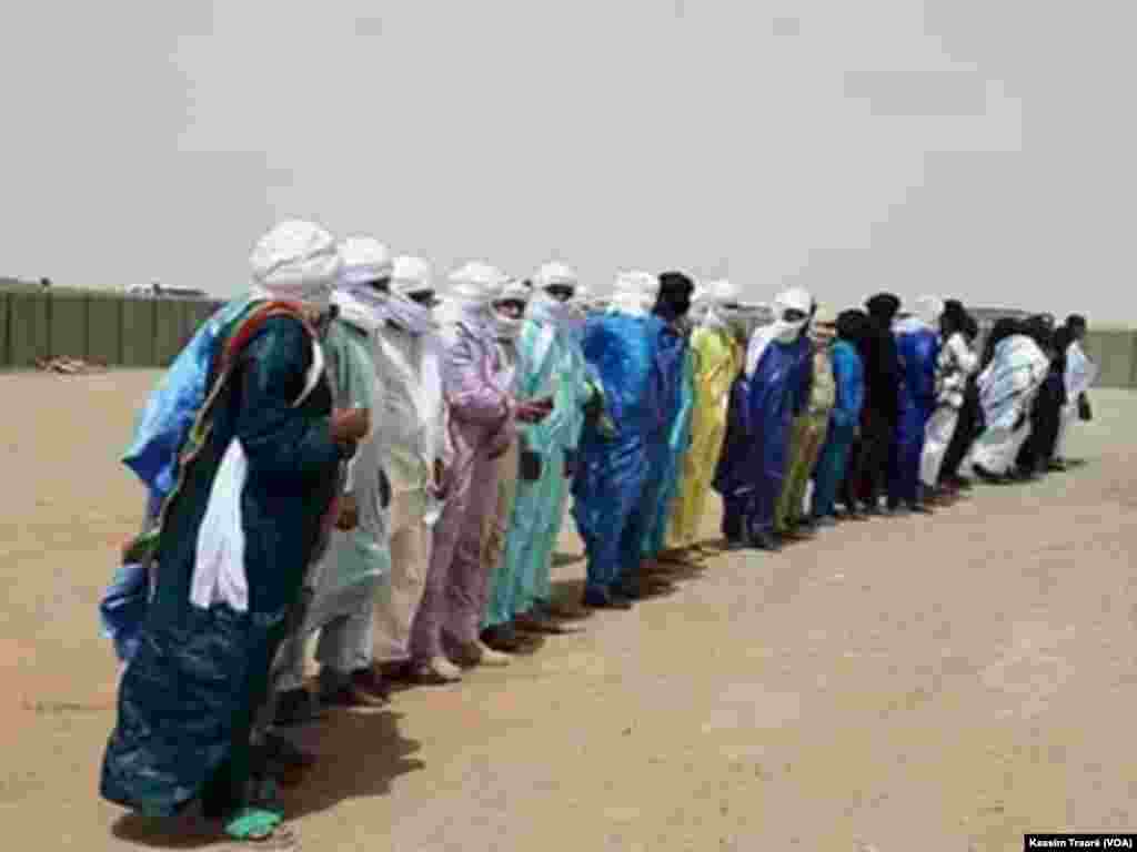 Mali Premier ministre Soumeylou Boubeye Maïga, sera Tessalit, marchi kalo 22, 2018. (VOA/Kassim Traoré)