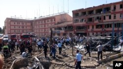 Pihak berwenang Turki memeriksa sekitar bangunan yang hancur pasca ledakan bom di Elazig, Turki Timur (18/8).