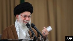 Pemimpin tertinggi Iran Ayatollah Ali Khamenei hadir dalams sebuah pertemuan dengan sekelompok pekerja di Teheran, Iran, pada 24 April 2024. (Foto: Khamenei.IR/AFP)