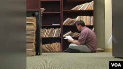 Kevin Gibson, 26 dan autistik, hidup mandiri dan bekerja di firma hukum di Washington, DC. (Foto: VOA)