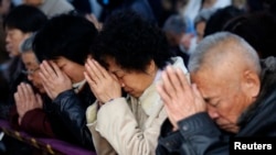 Believers take part in a weekend mass at an underground Catholic church in Tianjin November 10, 2013. (REUTERS/Kim Kyung-Hoon)