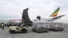 Un employé d'Ethiopian Airlines transporte un envoi de dons médicaux du milliardaire chinois Jack Ma et de la Fondation Alibaba pour les tests COVID-19, à l'aéroport international de Bole à Addis-Abeba, Éthiopie, le 22 mars 2020. REUTERS / Tiksa Negeri - RC2ZOF95SBCB