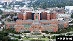 资料照片： 位于首都华盛顿附近马里兰州贝塞斯达的美国国家卫生院(NIH)临床医学中心(10号楼)。