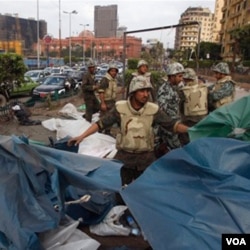 Militer Mesir mulai membongkar tenda-tenda demonstran di Lapangan Tahrir untuk memulihkan kembali situasi di Kairo.