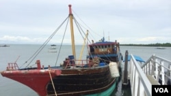 The Philippines’ National Police Special Boat Unit seized this boat, which they say was manned by Chinese poachers that were catching endangered turtles in Filipino territorial waters, Palawan, Philippines, Sept. 3, 2014. (Jason Strother/VOA)