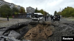 Kerusakan akibat serangan rudal Rusia di Dnipro, Ukraina 10 Oktober 2022. (REUTERS/Mykola Synelnykov)