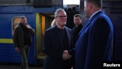 Премьер-министра Великобритании Кира Стармера встречают украинские официальные лица, когда он прибывает на Киевский железнодорожный вокзал 16 января 2025 года в Киеве, Украина.