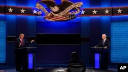 Predsednik SAD Donald Tramp (levo) upire prstom u demokratskog kandiata bivšeg potpredsednika Džoa Bajdena tokom druge i poslednje predsedničke debate na Belmont univerzitetu u Nešvilu, u državi Tenesi. (Foto: AP)