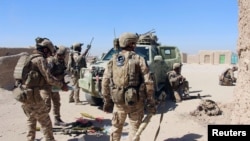 Pasukan khusus Afghanistan bersiap bertempur melawan Taliban di pinggiran Lashkar Gah ibukota Helmand, Afghanistan, 10 Oktober 2016. 