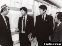 Samandar Qo'qonov, o'ngdan ikkinchi, 1990-yillar boshida o'zi qatori deputatlar davrasida