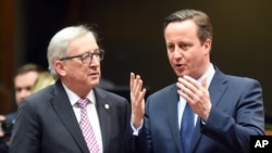 Pemimpin Komisi Eropa Jean-Claude Juncker (kiri) berbicara dengan PM Inggris David Cameron di Brussels, Belgia Kamis (18/2).
