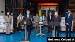 El presidente de Colombia, Iván Duque, en la ceremonia de recepción del equipamiento médico de EE.UU. para enfrentar la pandemia de coronavirus. [Foto: Gobierno de Colombia].