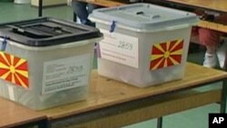 Собранието денеска, со огромно мнозинство, ги усвои измените на Изборниот законик кои меѓу другото предвидуваат преодна одредба - избирачите да може да гласаат со лична карта или пасош чија важност истекла во периодот од 9 месеци до денот на одржувањето на изборите.