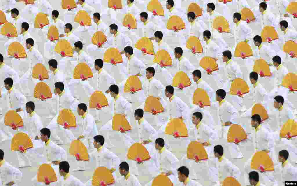 Anggota kepolisian China mempertunjukkan sebuah tarian dalam upacara pembukaan Olimpiade Nasional ke-12 China di Olympic Sports Center di Shenyang, provinsi Liaoning.