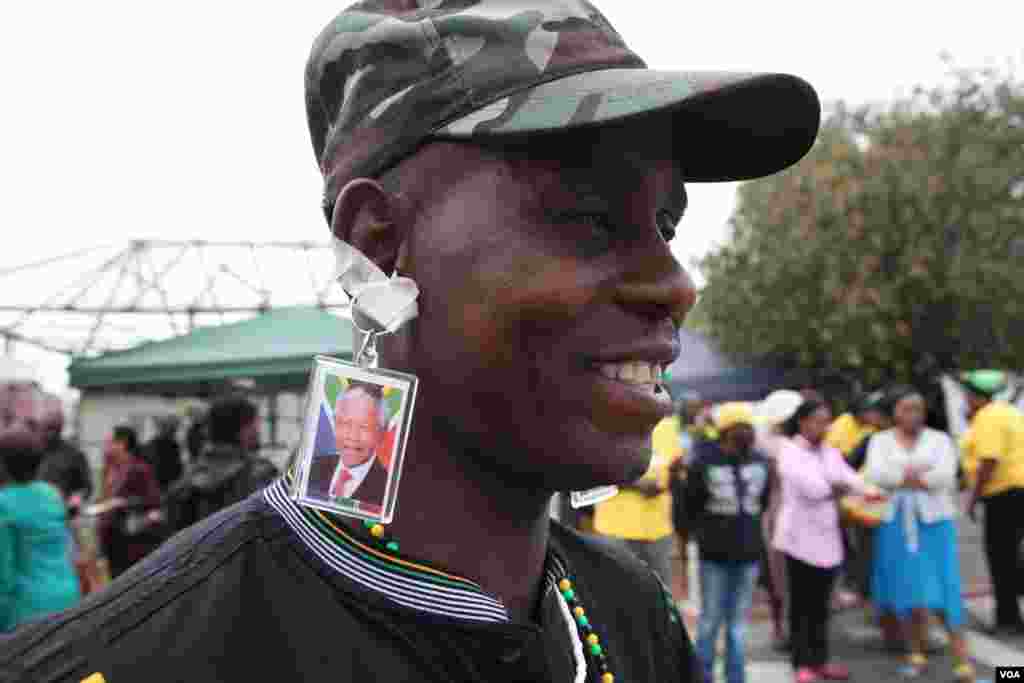 Thabo Tobedi fashioned earrings from keyrings to honor his hero Mandiba who he says was responsible for the social welfare still clothing and feeding many of the nation's black South Africans. (Hannah McNeish for VOA)