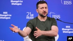 Presiden Ukraina Volodymyr Zelenskyy berbicara saat konferensi pers usai KTT Dialog Shangri-La ke-21 di Hotel Shangri-La di Singapura, Minggu, 2 Juni 2024. (Foto: AP)

