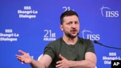 2024年6月2日，乌克兰总统泽连斯基在新加坡香格里拉对话会后的新闻发布会上发表讲话。(美联社）