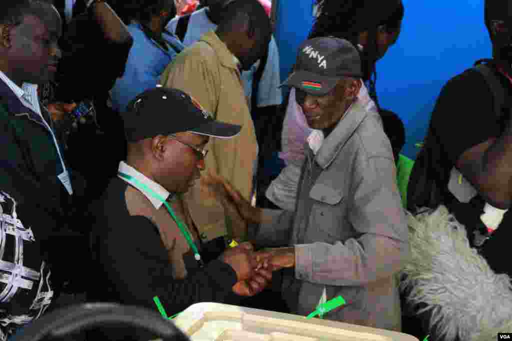An election officer marks the finger of a man who cast his vote, Gatundu, Kenya, March 4, 2013. (J. Craig/VOA)