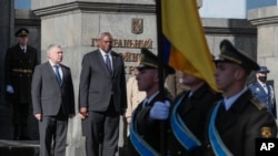 Menteri Pertahanan Ukraina Andriy Taran (kiri) dan Menteri Pertahanan AS Lloyd Austin dalam upacara penyambutan menjelang pertemuan mereka di Kyiv, Ukraina, 19 Oktober 2021. (Gleb Garanich/Pool Photo via AP)