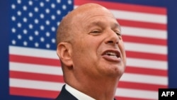 Archivo - Gordon Sondland, embajador de EE.UU. ante la Unión Europea, hablando durante una conferencia de prensa en la embajada de EE.UU. en Bucarest, Rumania, el 5 de septiembre de 2019.