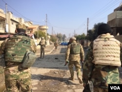 Iraqi forces secure the Araby neighborhood as airstrikes and helicopters attack the last Islamic State stronghold east of the Tigris River in Mosul, Iraq, Jan. 23, 2017. (H. Murdock/VOA)