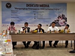Diskusi mengenai penderitaan etnis Uighur di Jakarta, hari Jumat (20/12). (Foto: VOA/Fathiyah)