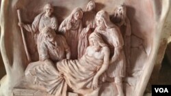 Salah satu hasil karya pemahat Bejos Infinity (Foto: VOA/Puspita).