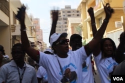 Abdoulaye Wade supporters gather in Dakar's city center to protest against what they say is a poor organization of upcoming legislative elections, July 25, 2017. (S. Christensen/VOA)