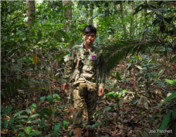 មន្ត្រី​ឧទ្យានុរក្ស​ម្នាក់​ស្វែងរក​អន្ទាក់​ដែល​លាក់​នៅ​ក្នុង​ព្រៃ។ ជា​រៀងរាល់​ឆ្នាំ មន្ត្រី​ឧទ្យានុរក្ស​រកឃើញ​អន្ទាក់​រាប់​ពាន់​ខ្សែ​នៅ​ក្នុង​តំបន់​ជួរ​ភ្នំ​ក្រវាញ។ អន្ទាក់​ខ្លះ​ធ្វើពី​ខ្សែ​លោហៈ​ម៉ូតូ ដែល​ទាក់​ជាប់​សត្វ​មិន​រើស​មុខ។