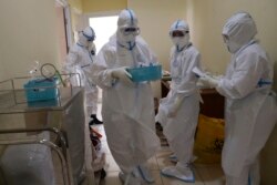 Petugas kesehatan bersiap merawat pasien COVID-19 di RSUP Dr Suyoto Jakarta, 29 Juli 2021. (Foto: AP)