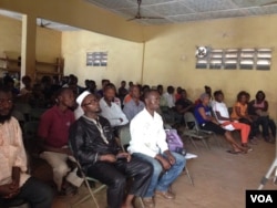 The community of Kamayama, in Freetown, Sierra Leone, came out to hear about dangers of female genital mutilation at an event held by the National Movement for Emancipation and Progress, Feb. 6, 2016. (N. DeVries/VOA)