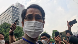 លោក​មេធាវី អាង ឧត្តម និយាយ​ជាមួយ​អ្នកកាសែត នៅ​ខាងក្រៅ​សាលាដំបូង​រាជធានី​ភ្នំពេញ នៅ​ថ្ងៃទី២៥ ខែមករា ឆ្នាំ២០២២។ (ហ៊ុល រស្មី/វីអូអេ)