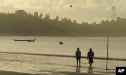 រូបឯកសារ៖ មនុស្សម្នា​ដើរ​នៅ​លើ​ឆ្នេរ​មួយ​នៅ​ឈូង​សមុទ្រ Bengal ក្នុង​តំបន់រដ្ឋ Rakhine ប្រទេស​មីយ៉ាន់ម៉ា កាលពី​ថ្ងៃទី៥ ខែតុលា ឆ្នាំ២០១៦។