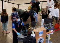 Petugas Administrasi Keamanan Transportasi (TSA) menangani pengamanan bandara pasca tragedi 9/11.