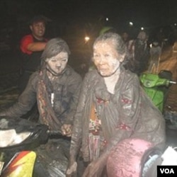 Para warga desa di Klaten mengungsi akibat Merapi kembali meletus.